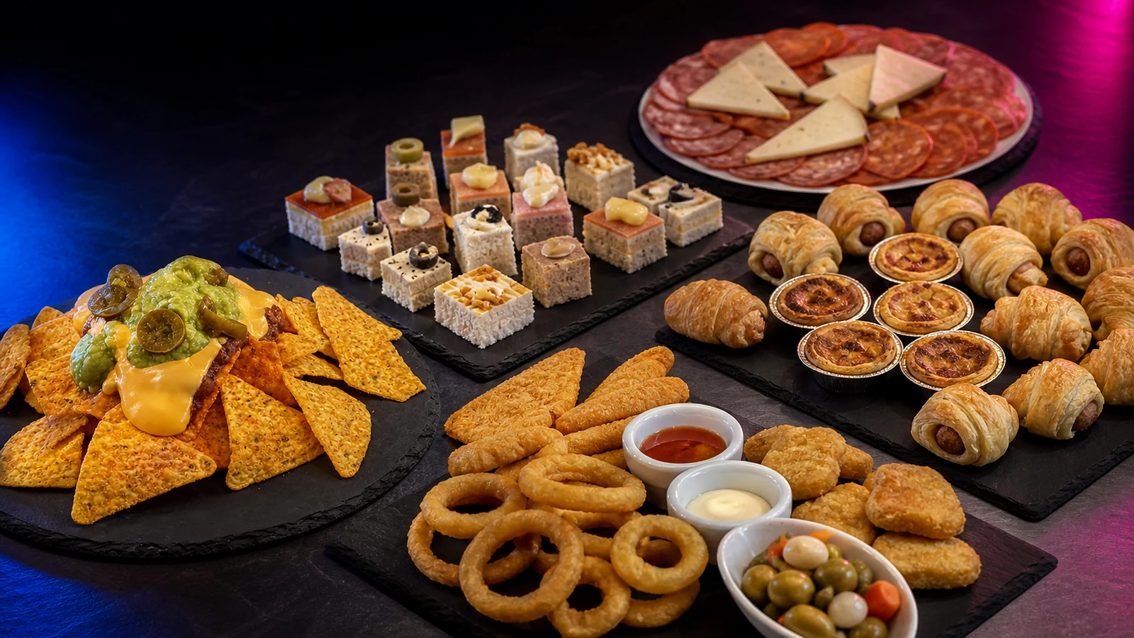 Picoteo para padres con nachos, canapés, fritos, embutidos, croissants y quiches en Space Zone Jump